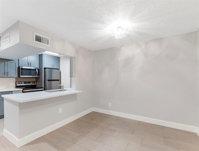 Building Photo - 2121 Fountain View Dr