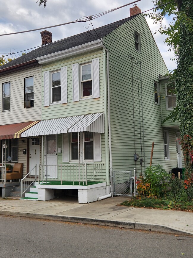 Building Photo - 212 Chestnut St