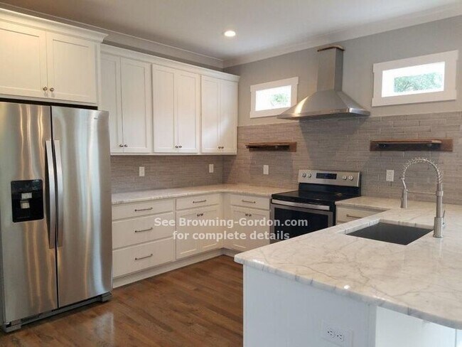 Building Photo - Three Bedroom House in Charlotte Park!