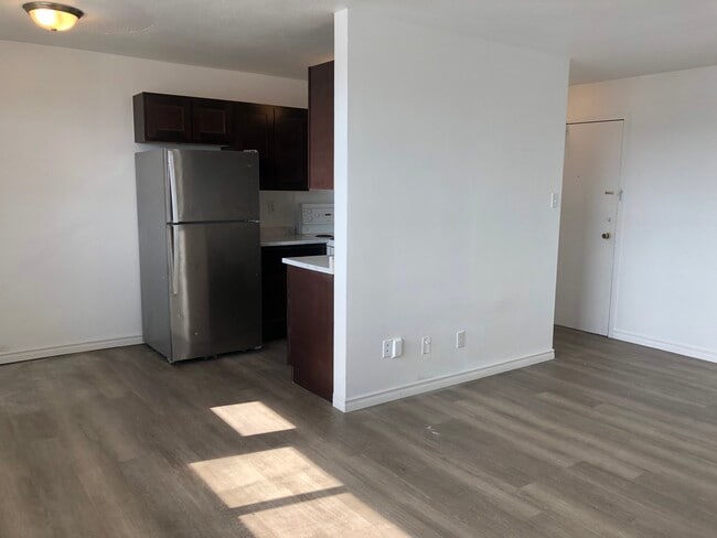 Building Photo - TWO BED - FAMILY BUILDING - A+ LOCATION