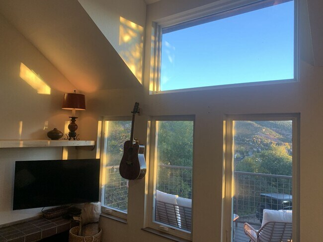 Foto del edificio - Short Term Furnished 2 Bdrm Rental in Manitou Springs (Available through 4/30/26)