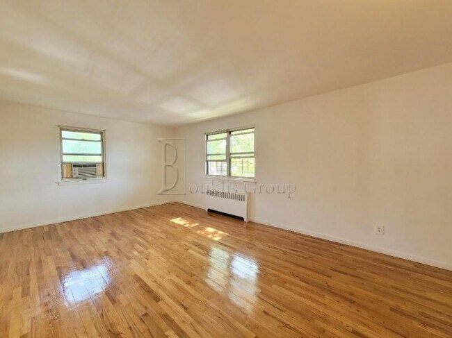 Building Photo - 2 bedroom in GLEN OAKS NY 11004