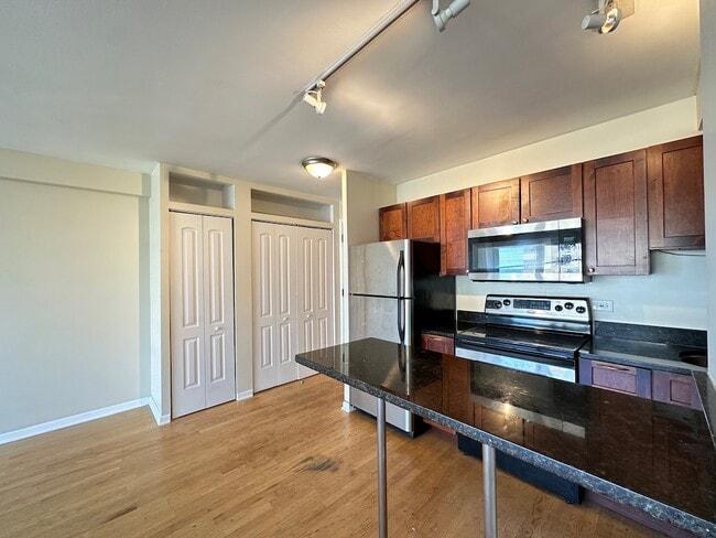 Foto del edificio - 4180 N Marine Dr