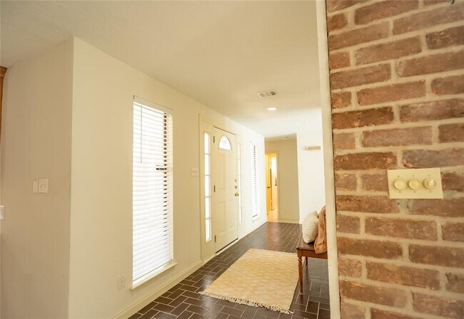 Foto del edificio - 14211 Hillvale Dr