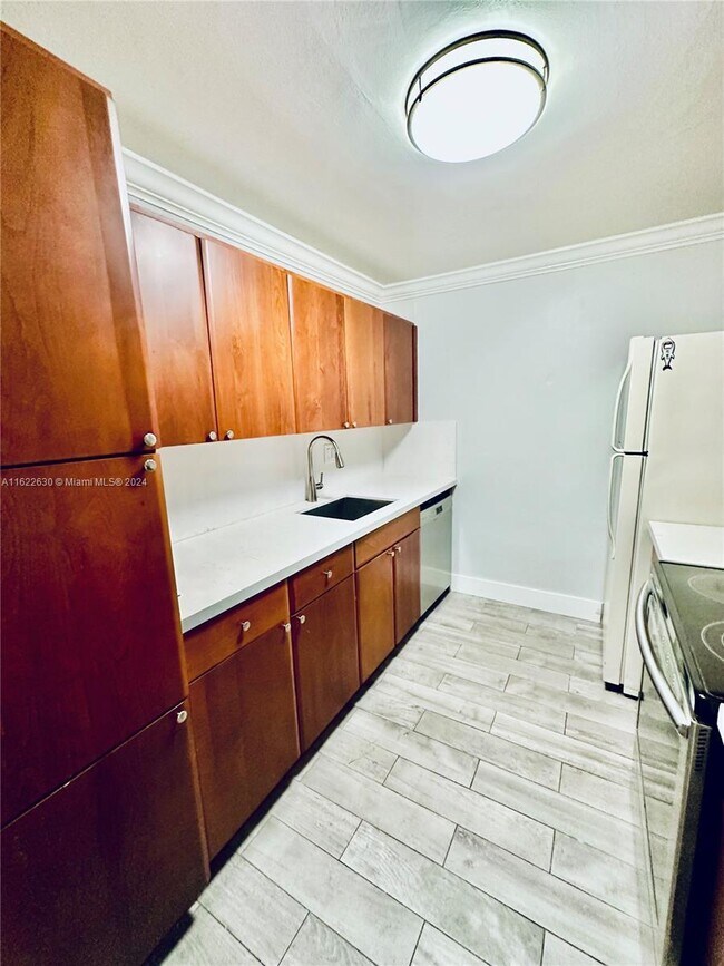 Building Photo - 7204 Fairway Dr