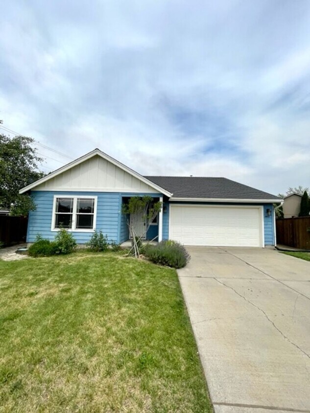 Primary Photo - Gorgeous single level home in SE Bend with...