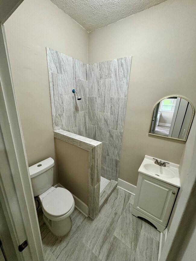 Baño n.° 2 - 2562 School Ave