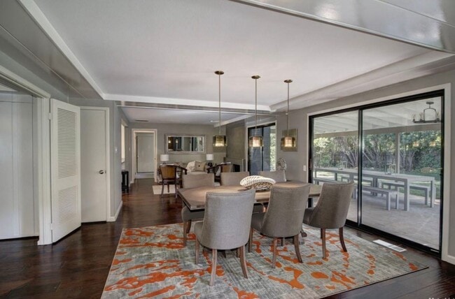 Building Photo - Elegant Fully Renovated 3/3 in Fair Oaks!