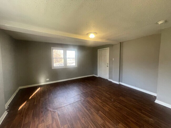 Foto del edificio - Cute 2 bedroom 1 bathroom house with detached garage Available
