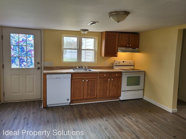 Foto del edificio - 3 br, 2 bath House - 15 Meadow Road