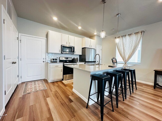 Building Photo - Spacious and Bright Townhome Available Sep...