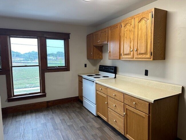 Building Photo - 2nd Floor 1 Bedroom 1 Bathroom Apt Located...