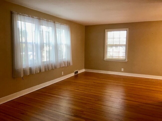 Foto del edificio - WOODLAND Neighborhood - 1 Bedroom Available!