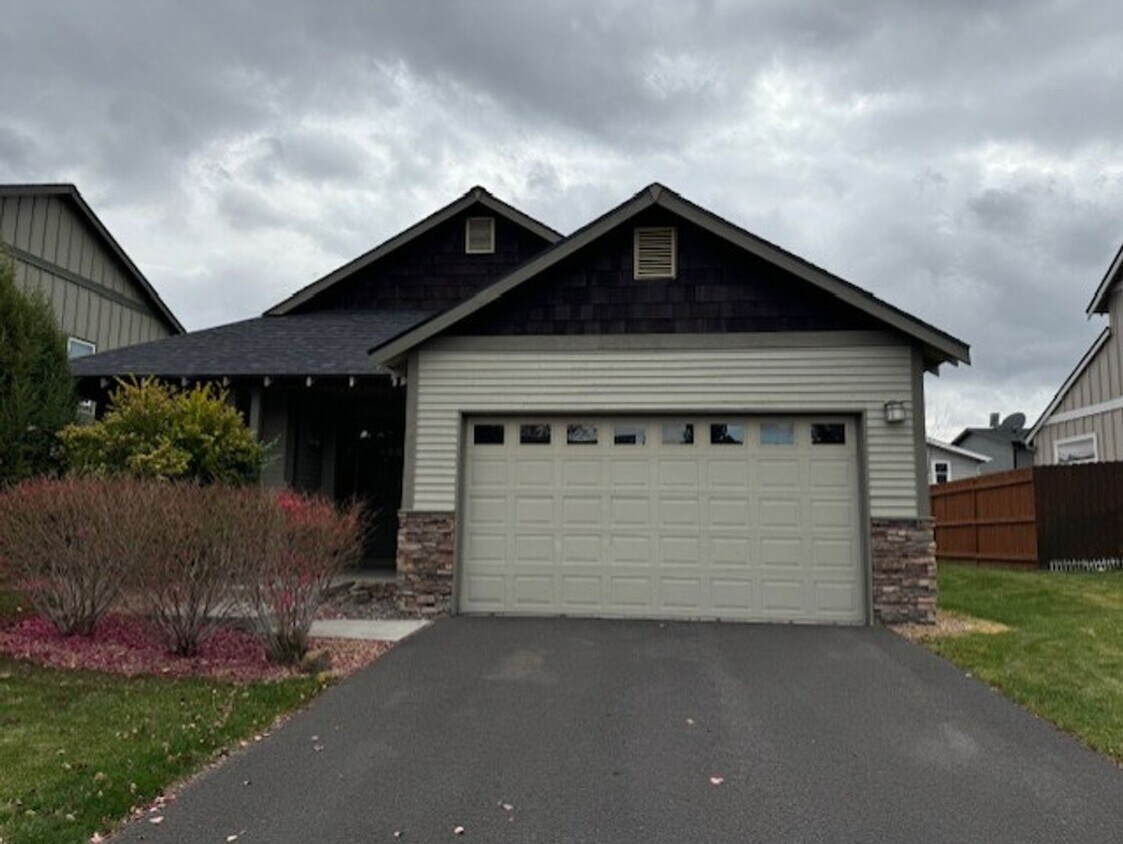 Primary Photo - Single level home NE Bend