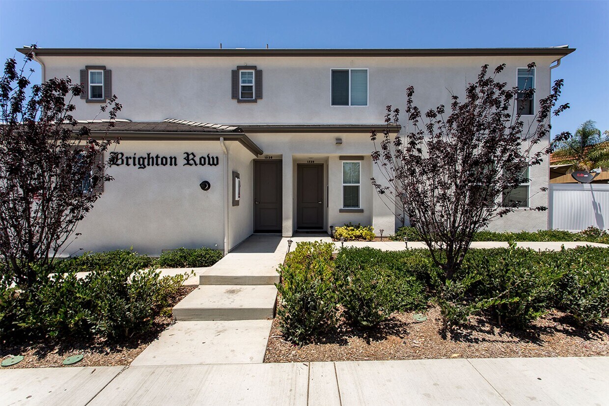 Foto principal - 2 WEEKS FREE!!! 2BR Townhouse in Imperial Beach with Washer/Dryer and Garage!