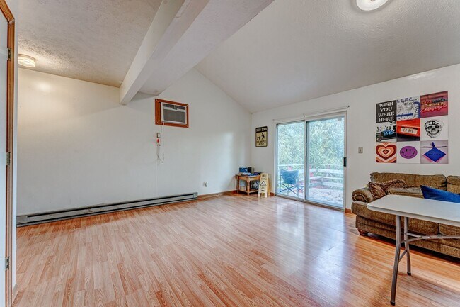 Foto del edificio - 220-222-222 Eastland Ave
