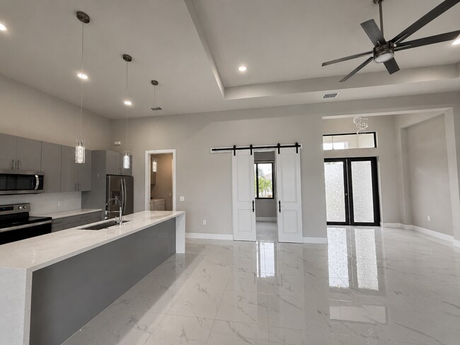 Foto del edificio - Move In Special! Pool Home with Canal View