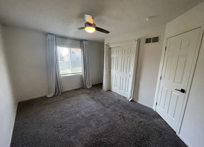Building Photo - Corner Lot In Hickory Ridge!!