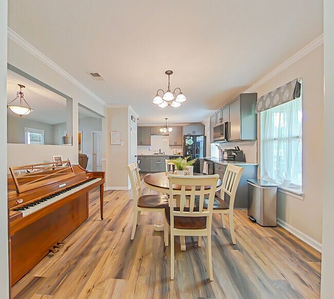 Foto del edificio - 3 Bed 2 Bath with a POOL in Martinez!
