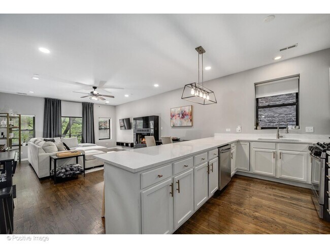 Foto del edificio - 1751 W Division St