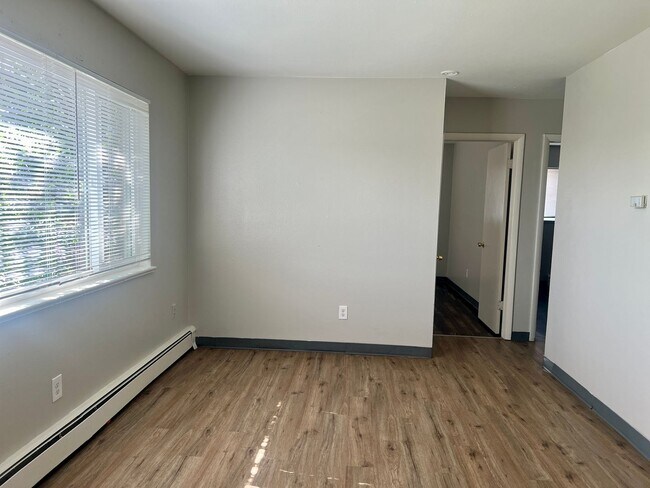 Building Photo - 2Bedroom 1Bathroom Top Floor Corner Unit in Westminster