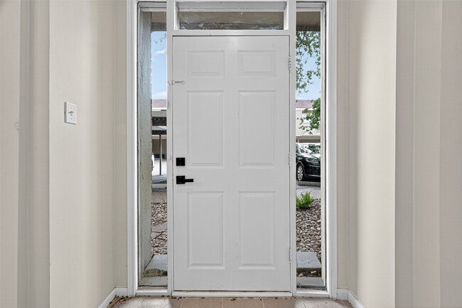 Building Photo - 2100 Tanglewilde St