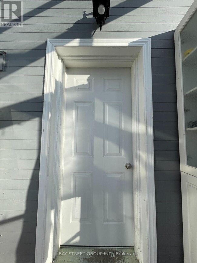 Building Photo - 469 Lynett Crescent