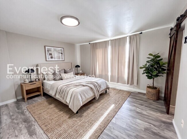 Foto del edificio - 3212 Blue Grass Cir