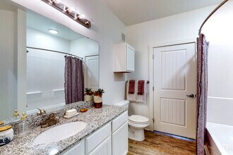 2BR, 2BA - 1062 SF - Mystic Bluff Apartments