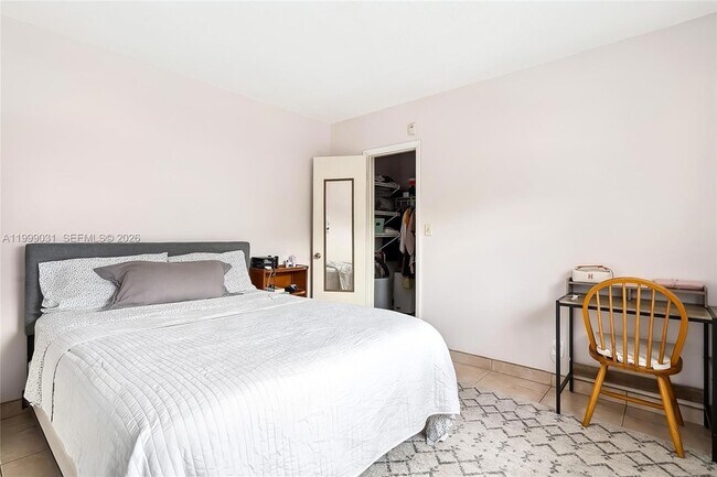 Foto del edificio - 1824 Monroe St