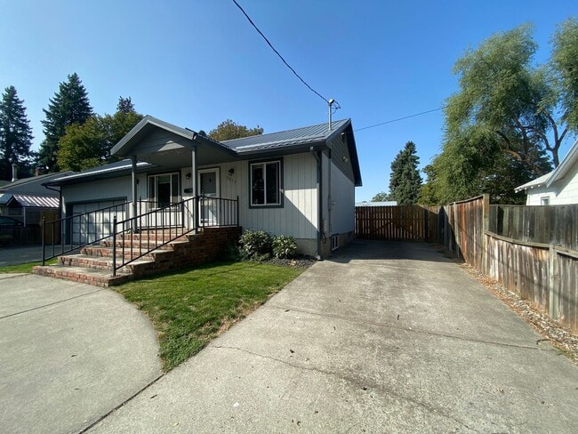 Foto del edificio - 4 bedrooms, 1.5 baths Millwood-20x30 shop ...
