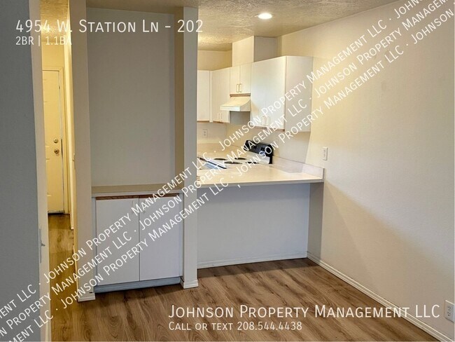 Building Photo - Upstairs 2 bedroom with patio, near Lakeha...