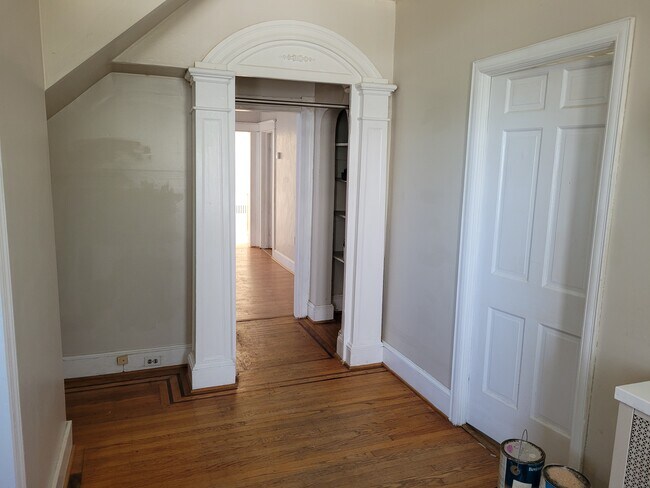 Building Photo - 13 E Overlea Ave