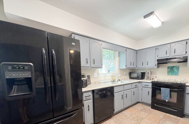 Building Photo - 4 Bedroom - GREAT location in the center o...