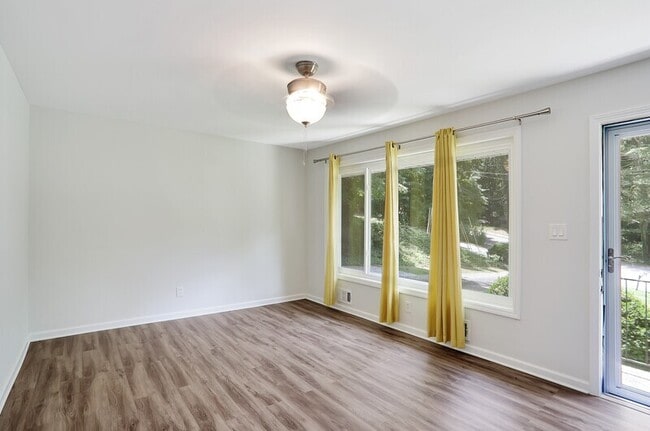Foto del edificio - 46 Cooper Lake Rd SW