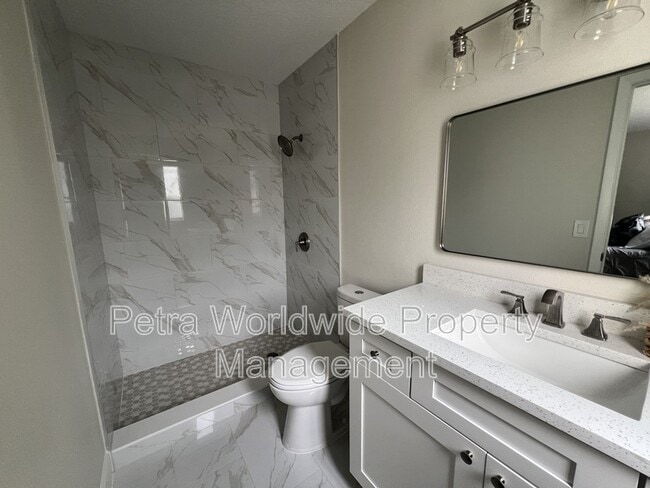 Building Photo - 1710 Aster Dr