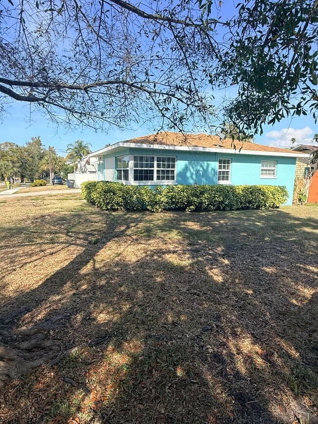 Foto del edificio - Stunning 2BR 2BA SFR w/ Private Pool • 2-Car Garage in Clearwater