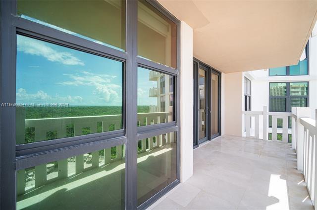 Foto del edificio - 1111 Crandon Blvd