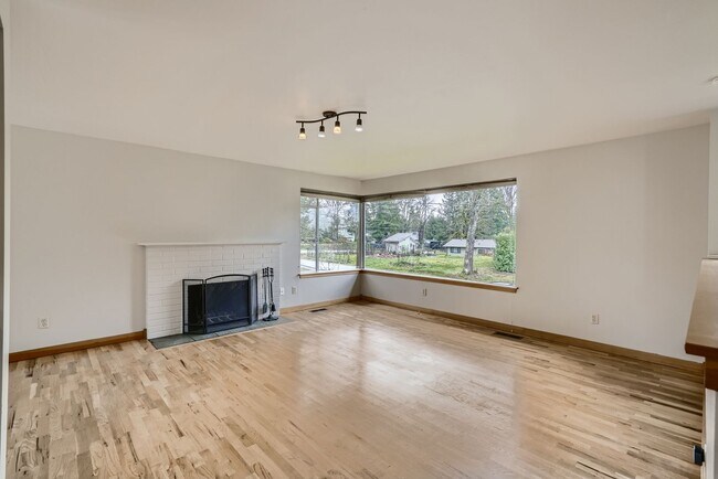 Building Photo - Gorgeous 5 Bed 2.5 Bath Renton Home @ The Ideal Location!