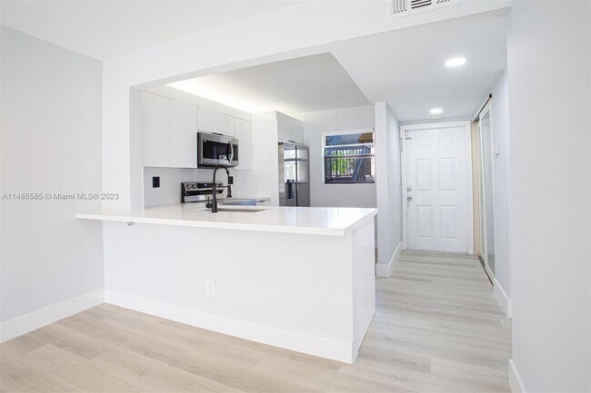 Foto del edificio - 1000 NW 106th Terrace