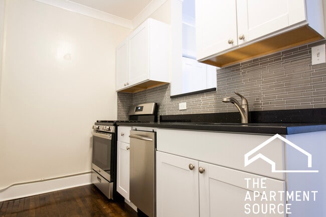 Building Photo - 732 W Roscoe St