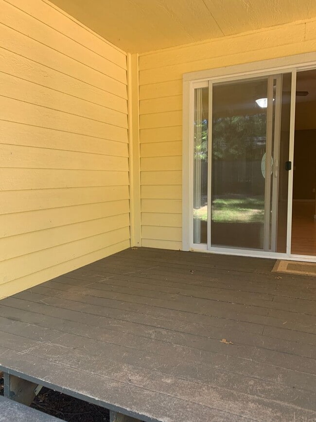 Building Photo - Beautiful Move in Ready 3 bedroom 2 bath home in Established neighborhood