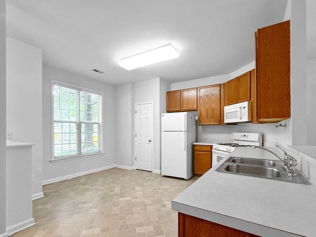 Building Photo - !! SPECIAL HALF OFF SECOND MONTH'S RENT !! Beautiful 3BR 2.5BA Townhome w/ Fenced Patio • In-Unit...