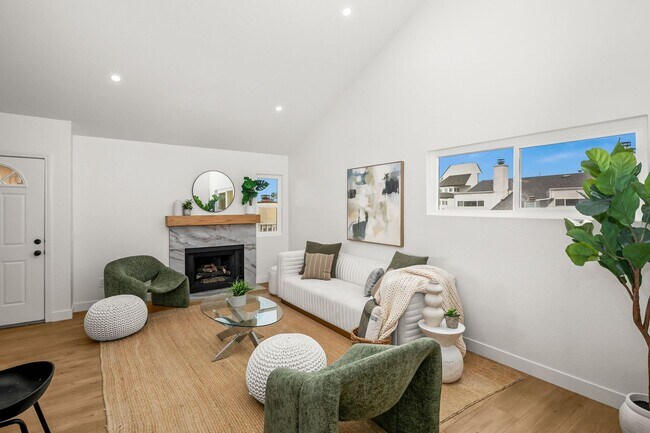Foto del edificio - Top-Floor Coastal Retreat — Fully Remodeled, Steps from the Sand