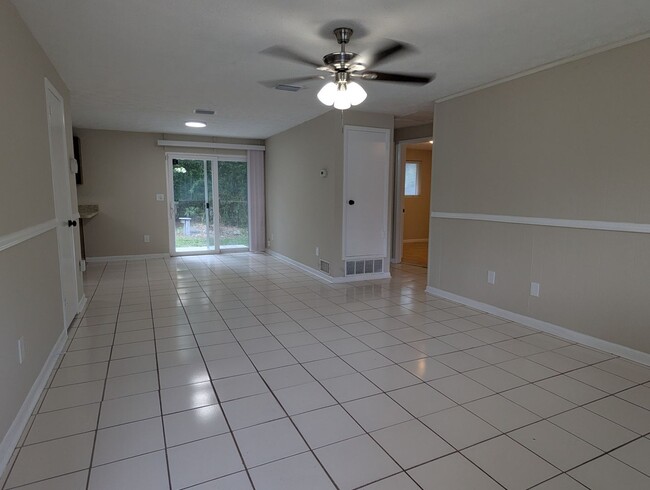Foto del edificio - NOW AVAILABLE!! 3/2 House Located in quiet...