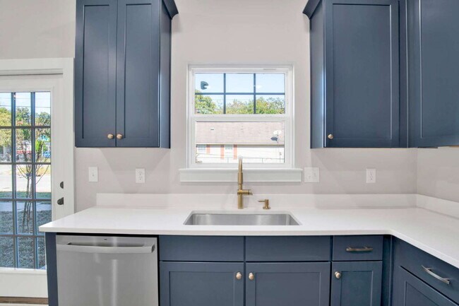 Foto del edificio - Downtown Pensacola Area 3BR/3BA | Each Bedroom Has Private Bath | Fenced Yard | Water & Lawn Care...