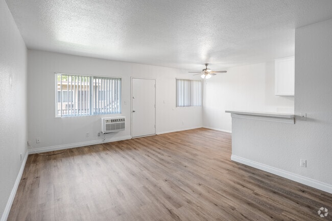 1BR, 1BA - 788SF - Living Room - Los Arcos Apartments