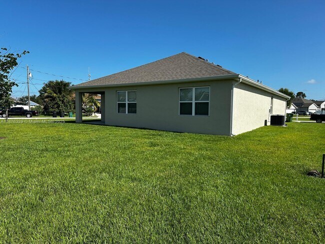 Building Photo - 2098 SW Altman Ave