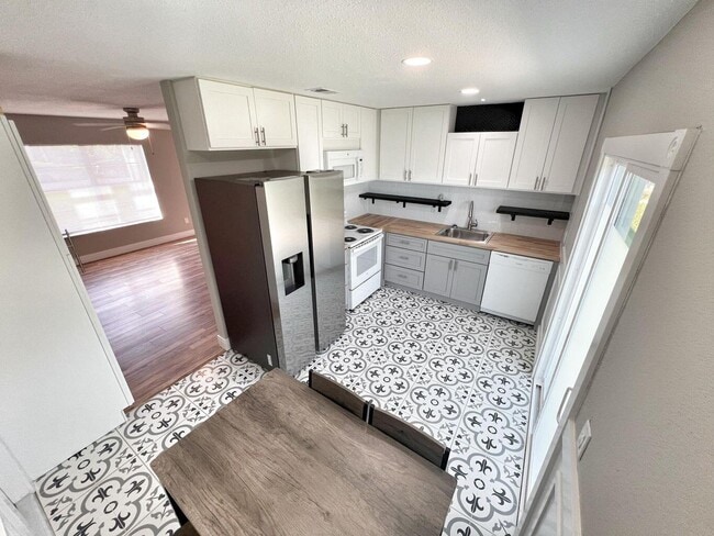 Foto del edificio - 271 NW Archer Ave