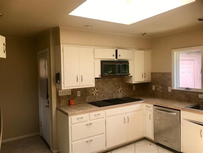 Building Photo - 3490 Crestwood Dr